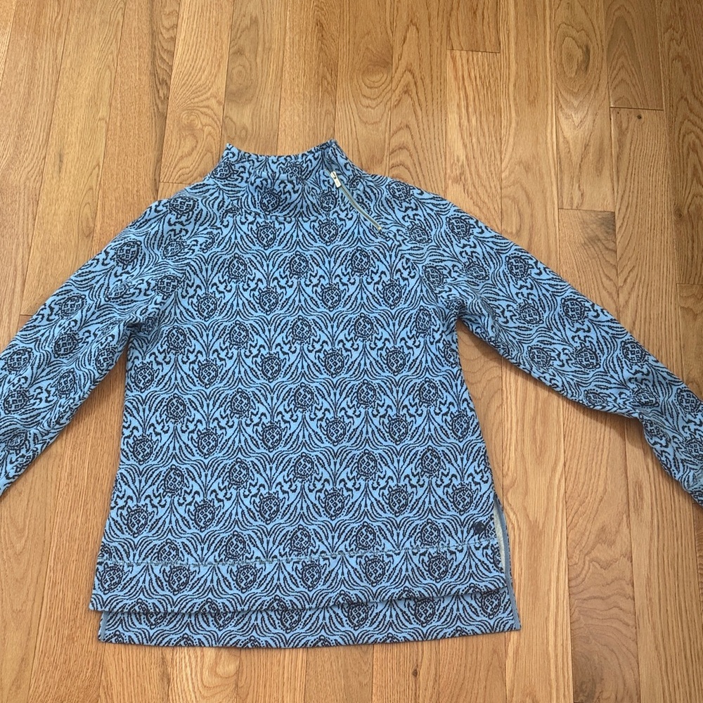 EUC Lilly Pulitzer Blue and Navy Turtle  Patterned luxletic Top. Rare Pattern